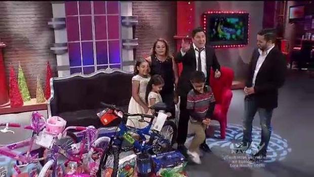 Familia recibe regalos de Navidad tras perder todo