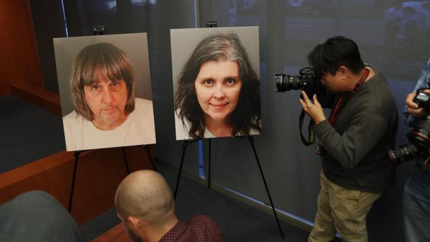 Padres de hijos encadenados son acusados de tortura