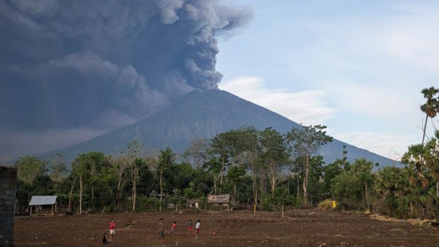 Espectacular erupción de volcán en Bali
