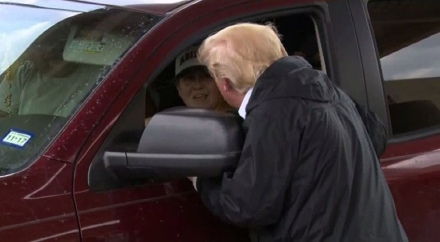 El Presidente sorprende a la comunidad cargando vehículos